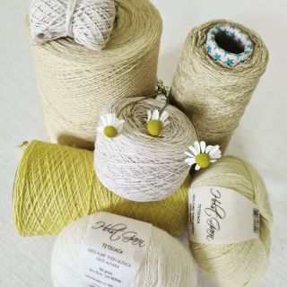 Sluníčko venku i na jehlicích 🌞 jasné i zastřené odstíny žluté a bílé. Supersoft, Coast, Titicaca #vlna #prize #pleteni...