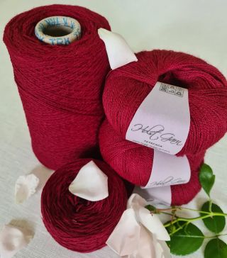 Máte rádi červenou? Tahle je nádherná 😍#vlna#prize#coast#supersoft #titicaca#wool#pleteni#tkani#hackovani...