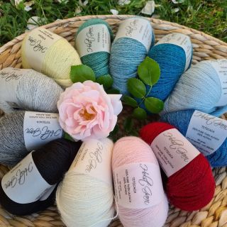 Na cestě, mimo jiné, spousta dalších krásných barev Holst Garn Titicaca.Máme se na co těšit...